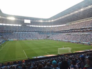 Arena do Grêmio lotada durante partida do Brasileirão