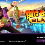 Personagem pescador segura peixes ao lado do logotipo do slot Big Bass Blast, da Pragmatic Play, com rolos eletrificados ao fundo