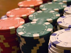 Pilhas de fichas de poker coloridas sobre mesa, sem identificação de operadora