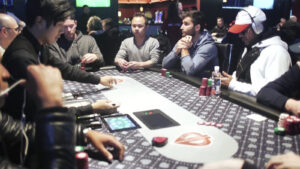 Mesa de torneio de pôquer com jogadores e fichas, ilustração genérica de festival de poker