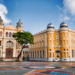 Praça do Marco Zero, com prédios históricos coloridos no centro do Recife