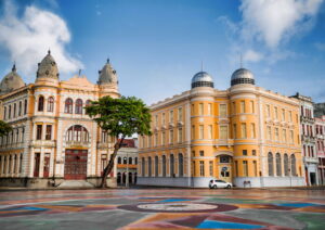 Praça do Marco Zero, com prédios históricos coloridos no centro do Recife
