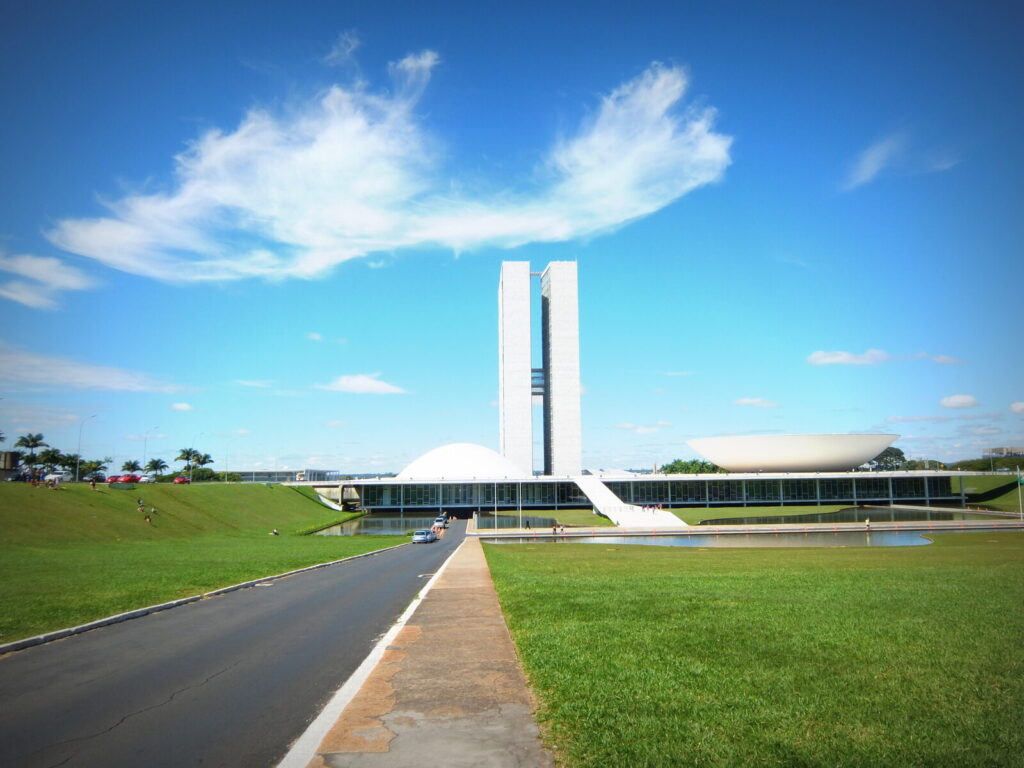 Fachada do Congresso Nacional em Brasília, com as duas torres, a cúpula da Câmara e o prato invertido do Senado
