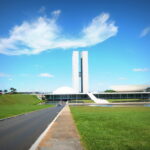Fachada do Congresso Nacional em Brasília, com as duas torres, a cúpula da Câmara e o prato invertido do Senado