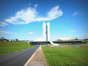 Fachada do Congresso Nacional em Brasília, com as duas torres, a cúpula da Câmara e o prato invertido do Senado