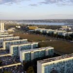 Vista aérea da Esplanada dos Ministérios em Brasília, com prédios dos ministérios e o Congresso Nacional ao fundo