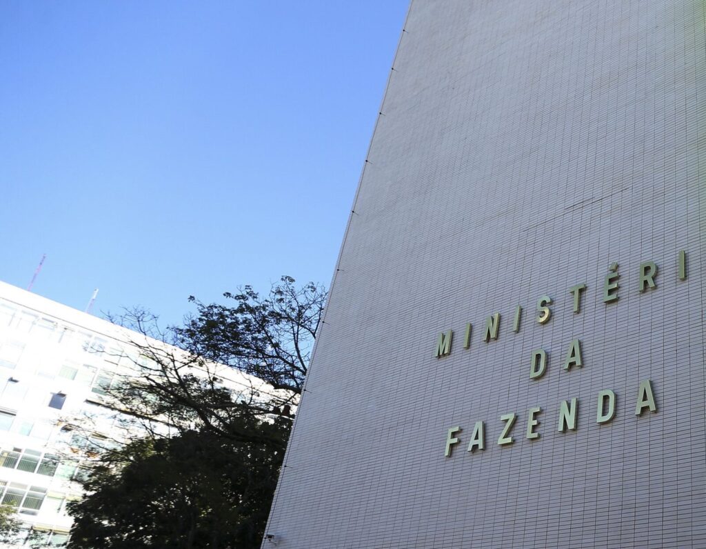 Fachada do prédio do Ministério da Fazenda em Brasília, com o nome da instituição em letras douradas na parede