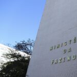 Fachada do prédio do Ministério da Fazenda em Brasília, com o nome da instituição em letras douradas na parede