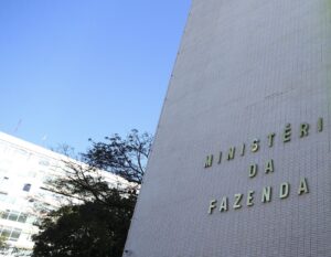 Fachada do prédio do Ministério da Fazenda em Brasília, com o nome da instituição em letras douradas na parede