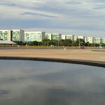 Vista da Esplanada dos Ministérios em Brasília, com prédios do Executivo federal ao fundo