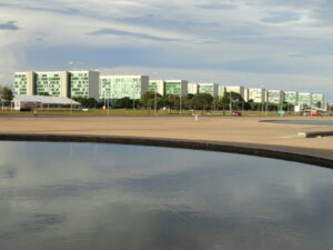 Vista da Esplanada dos Ministérios em Brasília, com prédios do Executivo federal ao fundo