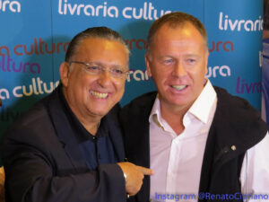 Galvao Bueno, comentarista esportivo, sorridente em evento publico