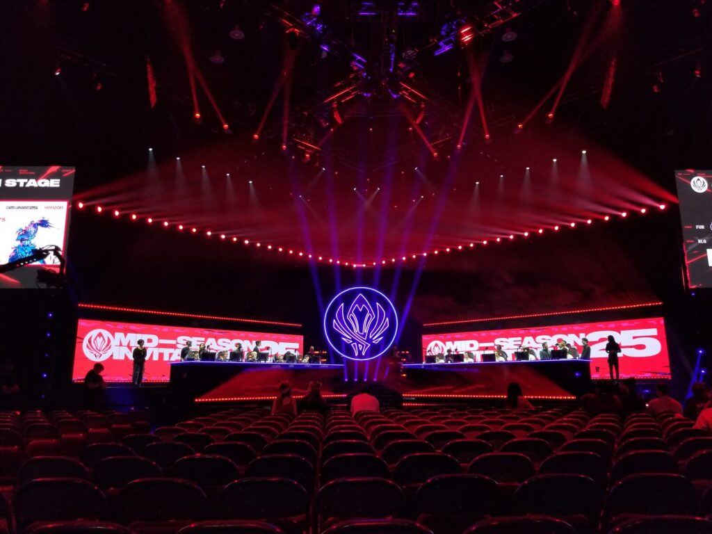 Palco iluminado de arena de eSports durante partida envolvendo a FURIA