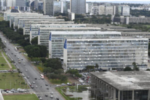 Vista aérea da Esplanada dos Ministérios em Brasília, com os prédios do governo federal