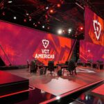 Palco de arena de eSports com telas de LED e estações de computador, ambiente ilustrativo de competição gamer