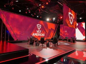Palco de arena de eSports com telas de LED e estações de computador, ambiente ilustrativo de competição gamer