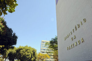 Fachada do prédio do Ministério da Fazenda em Brasília, com o nome do órgão em letras douradas na parede
