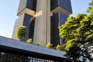 Fachada do edifício-sede do Banco Central do Brasil, em Brasília, visto de baixo para cima
