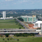 Vista aérea da Esplanada dos Ministérios em Brasília, com os prédios ministeriais ao fundo