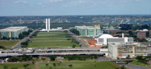 Vista aérea da Esplanada dos Ministérios em Brasília, com os prédios ministeriais ao fundo