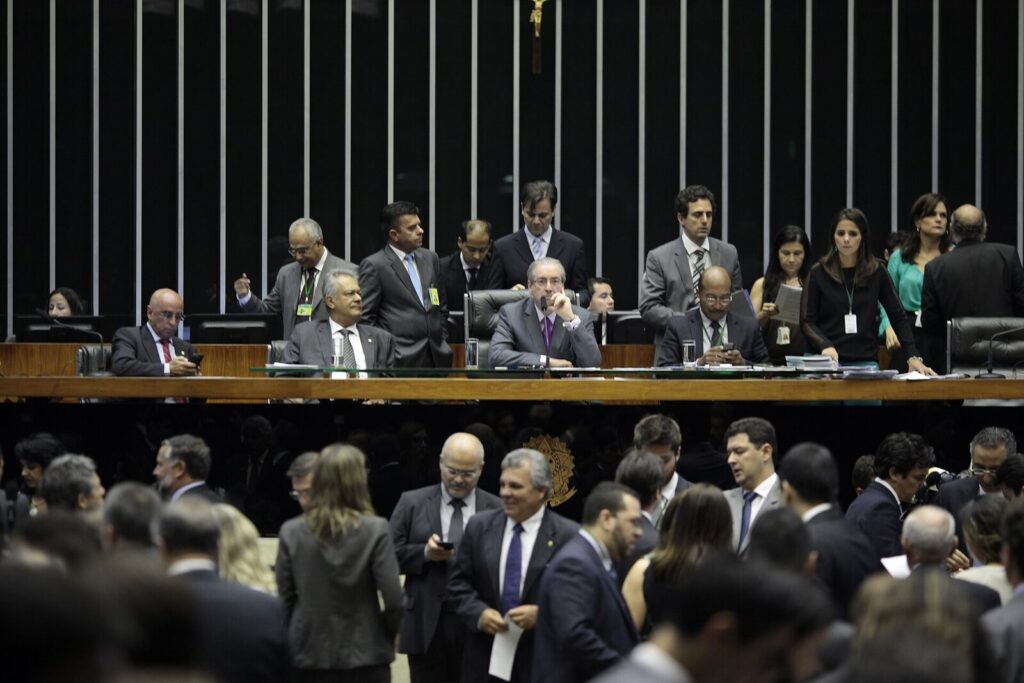 Plenário da Câmara dos Deputados durante sessão, com deputados e a Mesa Diretora ao fundo