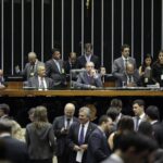 Plenário da Câmara dos Deputados durante sessão, com deputados e a Mesa Diretora ao fundo