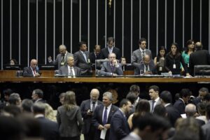 Plenário da Câmara dos Deputados durante sessão, com deputados e a Mesa Diretora ao fundo