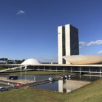 Fachada do Congresso Nacional em Brasília, com as torres gêmeas e as cúpulas do Senado e da Câmara dos Deputados