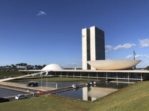 Fachada do Congresso Nacional em Brasília, com as torres gêmeas e as cúpulas do Senado e da Câmara dos Deputados