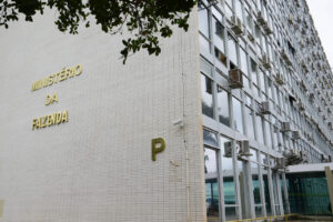 Fachada do prédio do Ministério da Fazenda, em Brasília, com letreiro dourado