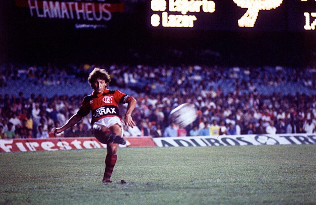 Zico em ação pelo Flamengo em foto de 1981; ídolo é hoje embaixador da BETesporte