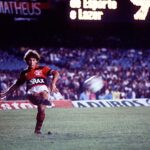 Zico em ação pelo Flamengo em foto de 1981; ídolo é hoje embaixador da BETesporte
