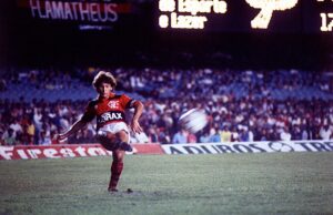 Zico em ação pelo Flamengo em foto de 1981; ídolo é hoje embaixador da BETesporte
