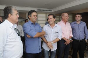 Aécio Neves em reunião política em Florianópolis, 2014 (Foto de arquivo: Aécio Neves em reunião política em Florianópolis, 2014.)