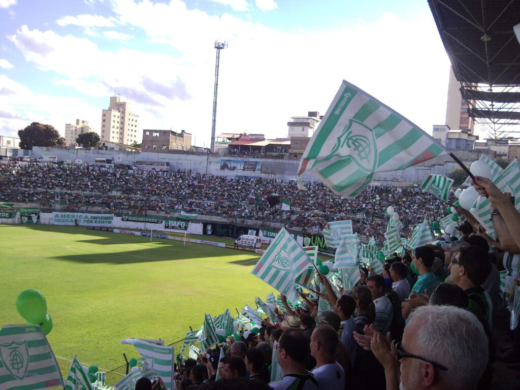 Torcida do América-MG agita bandeiras verdes e brancas nas arquibancadas do estádio Independência