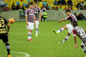 Lance de jogo do Campeonato Brasileiro de 2013 entre Fluminense e Botafogo, jogador chutando a bola (Foto de arquivo: lance de partida do Brasileirão de 2013, imagem ilustrativa.)