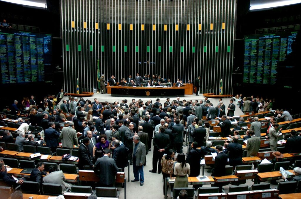 Sessão plenária da Câmara dos Deputados, foto de arquivo (Foto de arquivo: sessão plenária da Câmara dos Deputados em 2007, sem relação direta com este projeto de lei específico.)