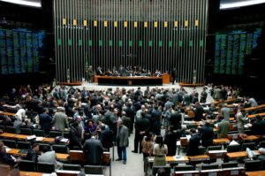 Sessão plenária da Câmara dos Deputados, foto de arquivo (Foto de arquivo: sessão plenária da Câmara dos Deputados em 2007, sem relação direta com este projeto de lei específico.)