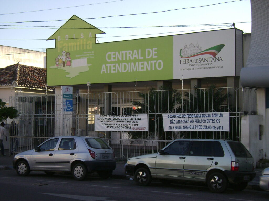 Fachada da Central de Atendimento do Bolsa Família em Feira de Santana (BA), com placa do programa e da Secretaria de Desenvolvimento Social (Foto de arquivo: unidade de atendimento do Bolsa Família em Feira de Santana (BA), sem relação direta com o bloqueio de bets.)