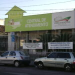 Fachada da Central de Atendimento do Bolsa Família em Feira de Santana (BA), com placa do programa e da Secretaria de Desenvolvimento Social (Foto de arquivo: unidade de atendimento do Bolsa Família em Feira de Santana (BA), sem relação direta com o bloqueio de bets.)