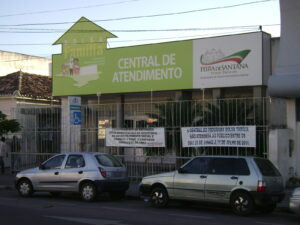 Fachada da Central de Atendimento do Bolsa Família em Feira de Santana (BA), com placa do programa e da Secretaria de Desenvolvimento Social (Foto de arquivo: unidade de atendimento do Bolsa Família em Feira de Santana (BA), sem relação direta com o bloqueio de bets.)