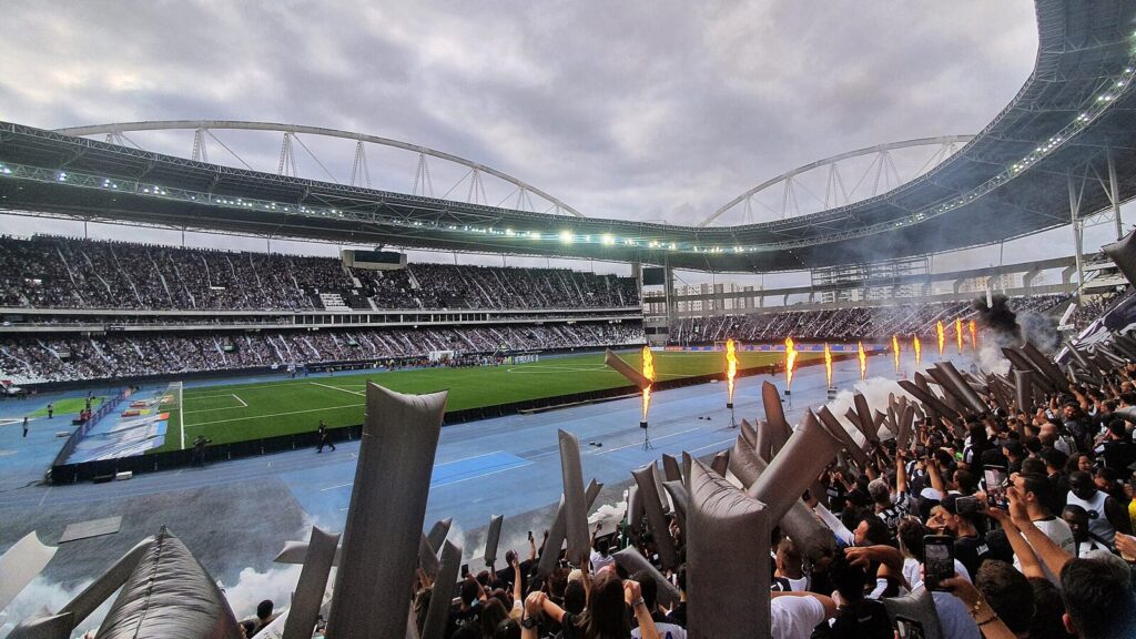 Torcida alvinegra do Botafogo em partida do Campeonato Brasileiro de 2023 (Foto de arquivo: torcida do Botafogo em partida do Brasileirão de 2023.)