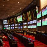 Sala de apostas esportivas do MGM Grand, em Las Vegas, com telas exibindo odds e jogos ao vivo (Foto de arquivo: sala de apostas esportivas do MGM Grand, em Las Vegas (2008), usada apenas ilustrativamente.)