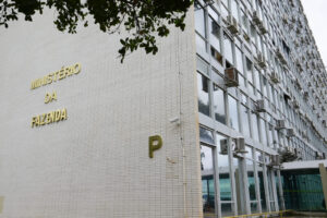 Fachada do Ministério da Fazenda, em Brasília, órgão responsável pela portaria que veda apostas a beneficiários do Desenrola Adimplentes e do Fies Empreendedor