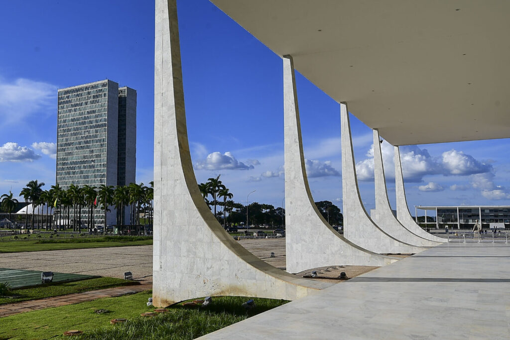 Fachada do edifício do Supremo Tribunal Federal em Brasília, com o Congresso Nacional ao fundo