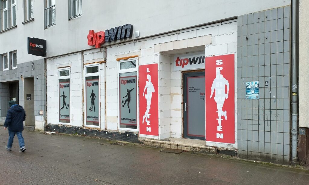 Fachada vazia de uma casa de apostas TipWin em Hannover, Alemanha, sem relação com os sites suspensos no Brasil (Foto de arquivo: fachada de uma casa de apostas na Alemanha, sem relação com os sites suspensos pela Fazenda no Brasil.)