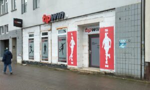 Fachada vazia de uma casa de apostas TipWin em Hannover, Alemanha, sem relação com os sites suspensos no Brasil (Foto de arquivo: fachada de uma casa de apostas na Alemanha, sem relação com os sites suspensos pela Fazenda no Brasil.)