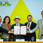 Presidente Lula e ministros durante assinatura de medida provisória no Palácio do Planalto (Foto de arquivo: assinatura da Medida Provisória do Novo Desenrola Brasil (04/05/2026), sem relação com o episódio de transparência de processos de autorização de apostas.)