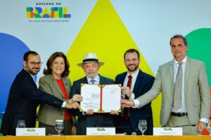 Presidente Lula e ministros durante assinatura de medida provisória no Palácio do Planalto (Foto de arquivo: assinatura da Medida Provisória do Novo Desenrola Brasil (04/05/2026), sem relação com o episódio de transparência de processos de autorização de apostas.)