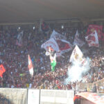 Torcida do Flamengo comemora gol em jogo no Maracanã (Foto de arquivo de comemoracao de gol do Flamengo em 2006, sem relacao com o anuncio atual de patrocinio com a Betano.)